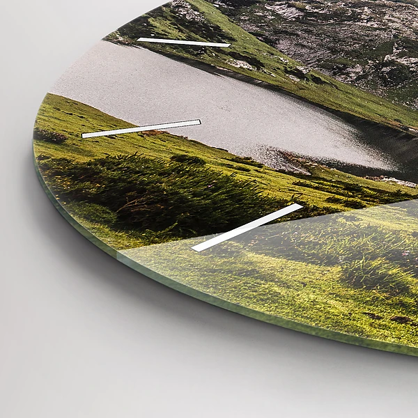 Wanduhr rund mit motiv See und Berge in den Pyrenäen