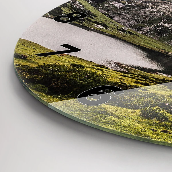 Wanduhr rund mit motiv See und Berge in den Pyrenäen