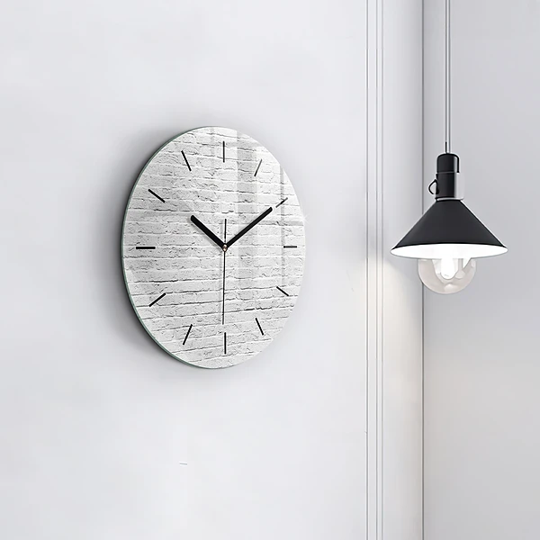Wanduhr rund Backsteinmauer