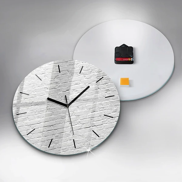 Wanduhr rund Backsteinmauer