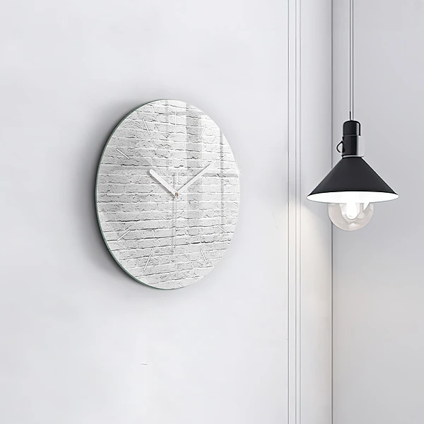 Wanduhr rund Backsteinmauer