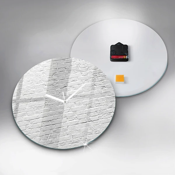 Wanduhr rund Backsteinmauer