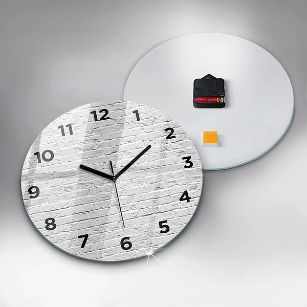 Wanduhr rund Backsteinmauer