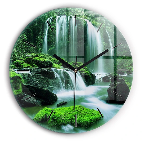 Wanduhr rund Wasserfall zwischen Moos