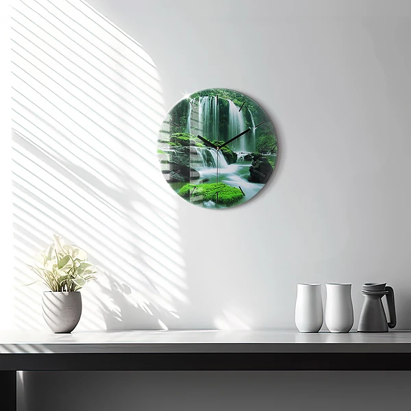 Wanduhr rund Wasserfall zwischen Moos