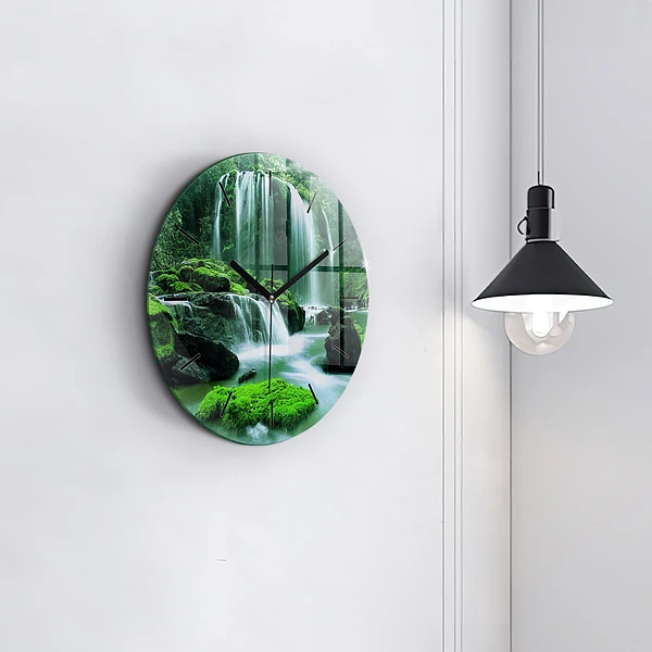 Wanduhr rund Wasserfall zwischen Moos
