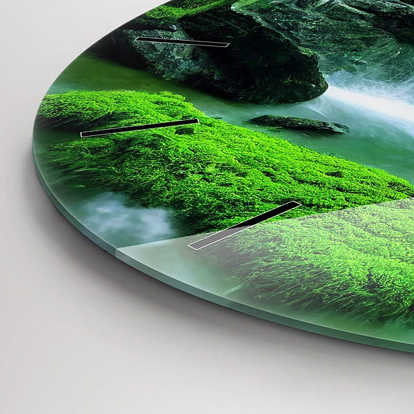Wanduhr rund Wasserfall zwischen Moos