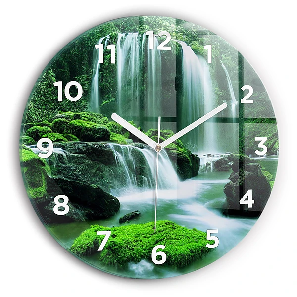 Wanduhr rund Wasserfall zwischen Moos