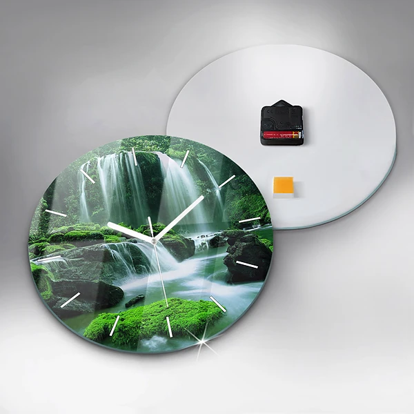 Wanduhr rund Wasserfall zwischen Moos