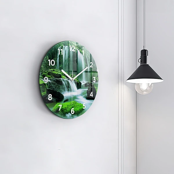 Wanduhr rund Wasserfall zwischen Moos