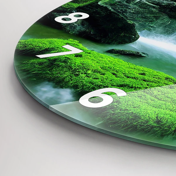 Wanduhr rund Wasserfall zwischen Moos