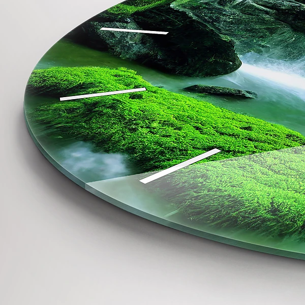 Wanduhr rund Wasserfall zwischen Moos