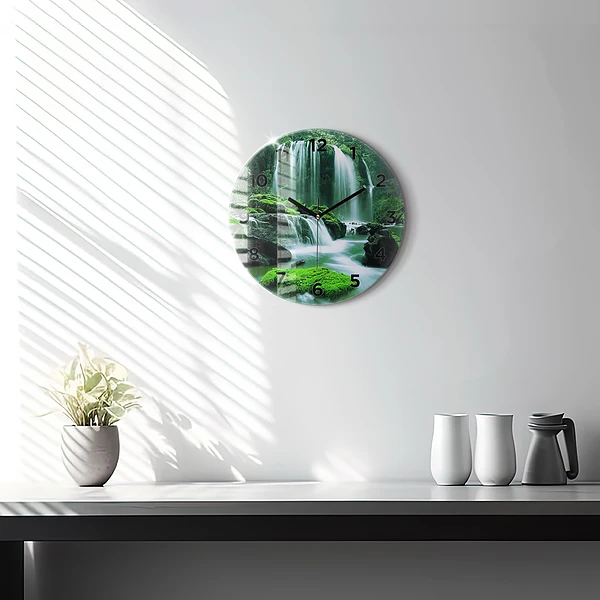 Wanduhr rund Wasserfall zwischen Moos