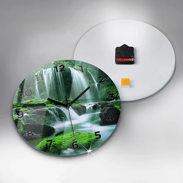 Wanduhr rund Wasserfall zwischen Moos