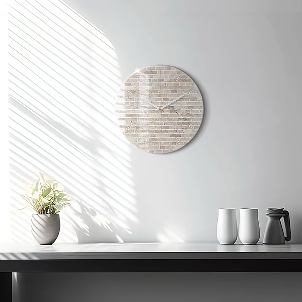 Wanduhr glas rund Backsteinmauer