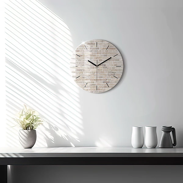 Wanduhr glas rund Backsteinmauer