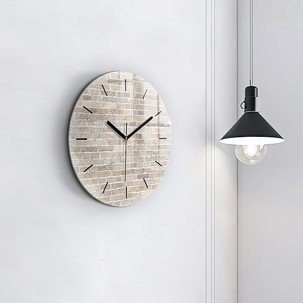 Wanduhr glas rund Backsteinmauer