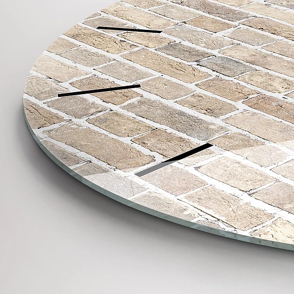 Wanduhr glas rund Backsteinmauer