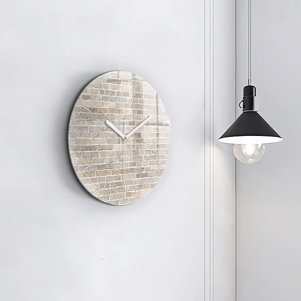 Wanduhr glas rund Backsteinmauer