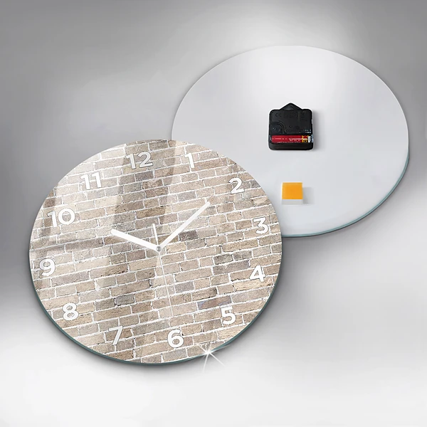 Wanduhr glas rund Backsteinmauer