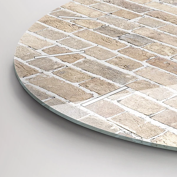 Wanduhr glas rund Backsteinmauer