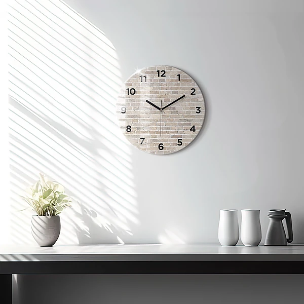 Wanduhr glas rund Backsteinmauer