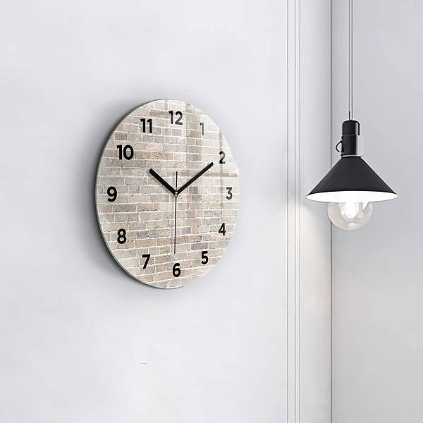 Wanduhr glas rund Backsteinmauer