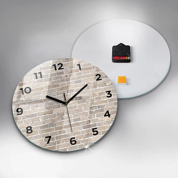 Wanduhr glas rund Backsteinmauer