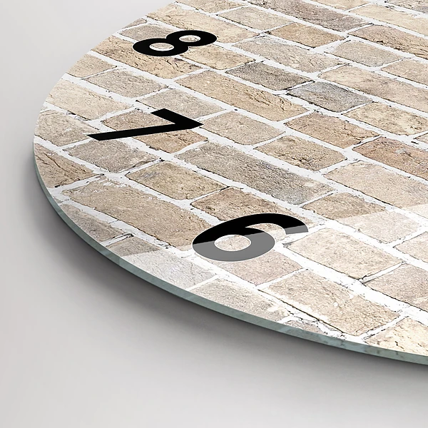 Wanduhr glas rund Backsteinmauer