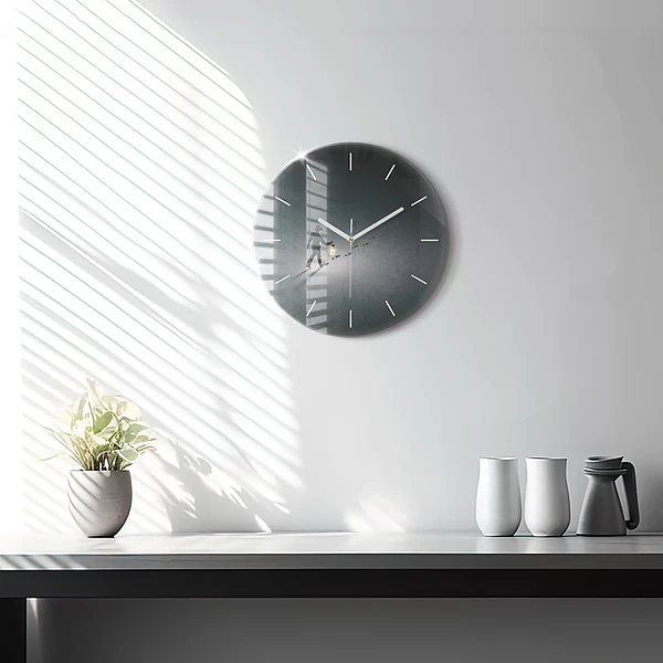 Wanduhr rund Wanderer in der Dunkelheit