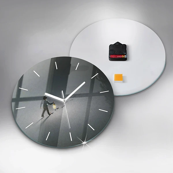 Wanduhr rund Wanderer in der Dunkelheit
