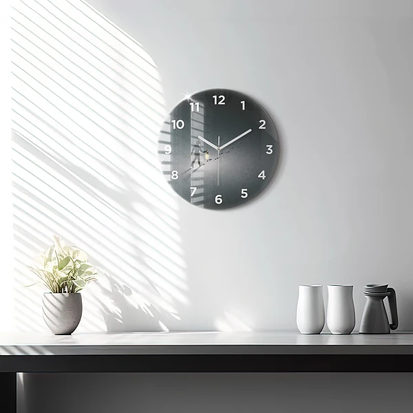 Wanduhr rund Wanderer in der Dunkelheit