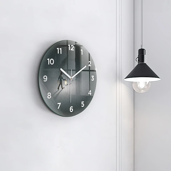 Wanduhr rund Wanderer in der Dunkelheit