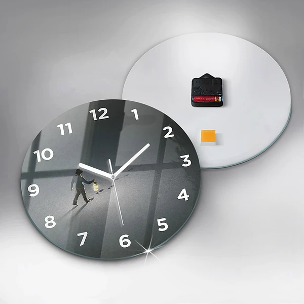 Wanduhr rund Wanderer in der Dunkelheit