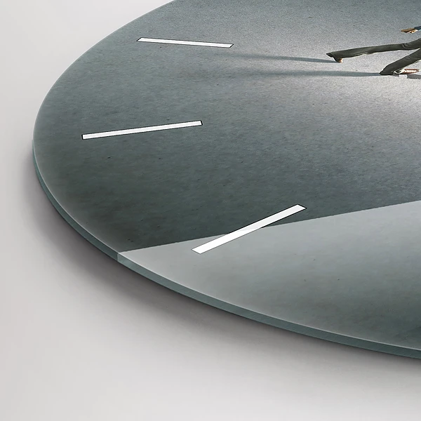 Wanduhr rund Wanderer in der Dunkelheit