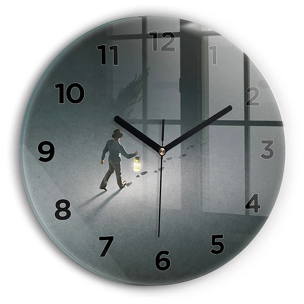 Wanduhr rund Wanderer in der Dunkelheit