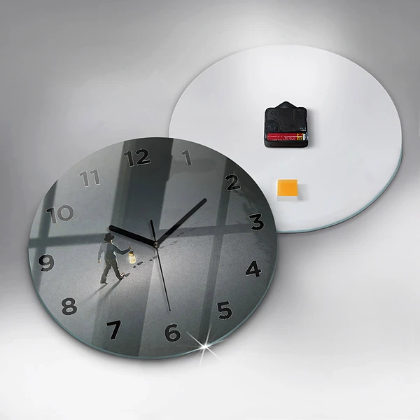 Wanduhr rund Wanderer in der Dunkelheit