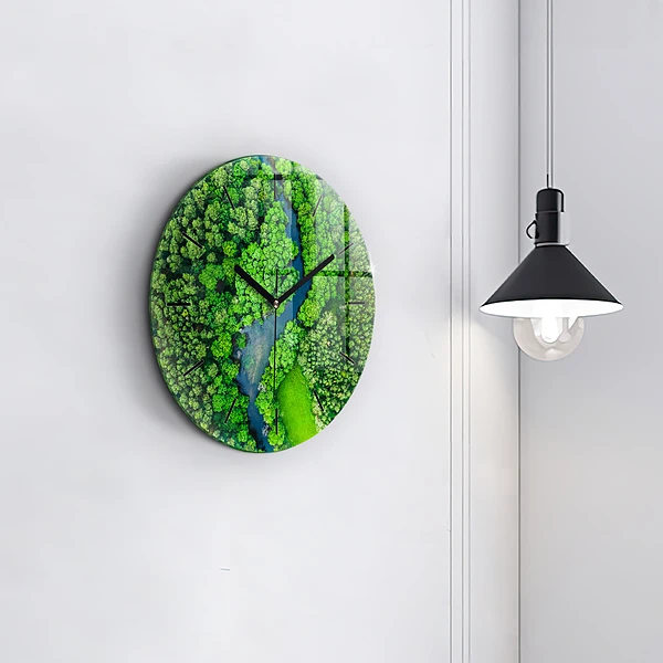 Wanduhr rund Fluss im Wald