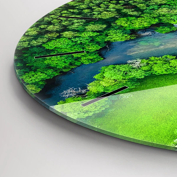 Wanduhr rund Fluss im Wald