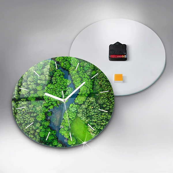 Wanduhr rund Fluss im Wald