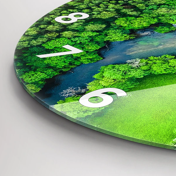 Wanduhr rund Fluss im Wald