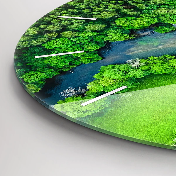 Wanduhr rund Fluss im Wald