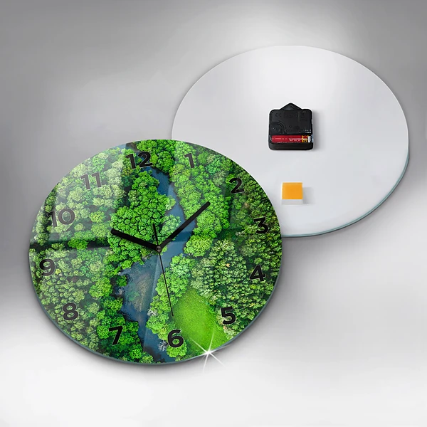 Wanduhr rund Fluss im Wald