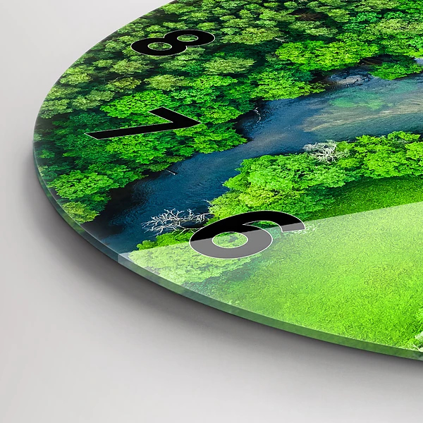 Wanduhr rund Fluss im Wald