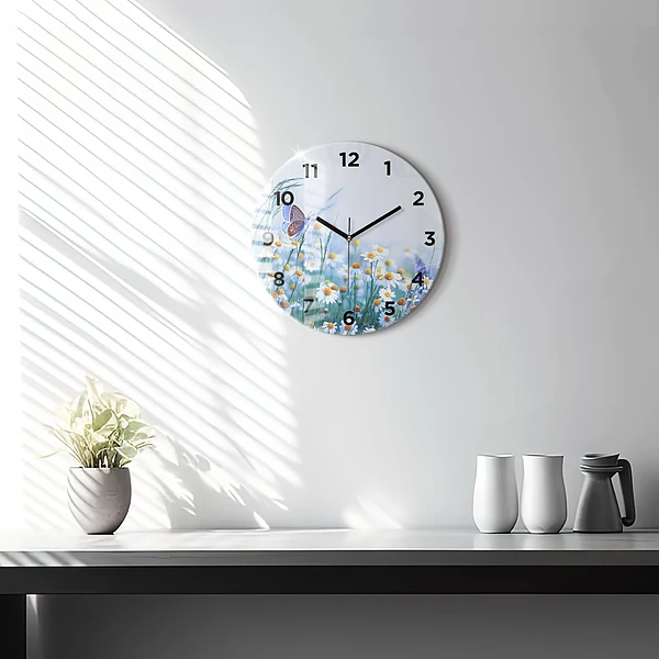 Wanduhr glas rund Schmetterling auf einer Wiese