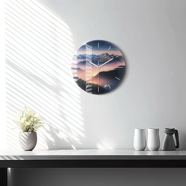 Wanduhr rund Bergspitzen Landschaft