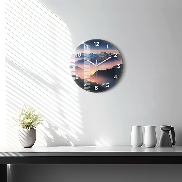 Wanduhr rund Bergspitzen Landschaft