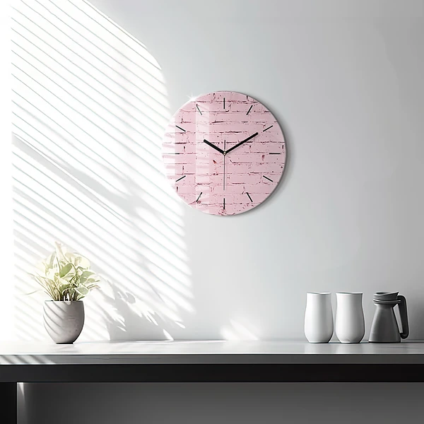 Wanduhr glas rund Backsteinmauer