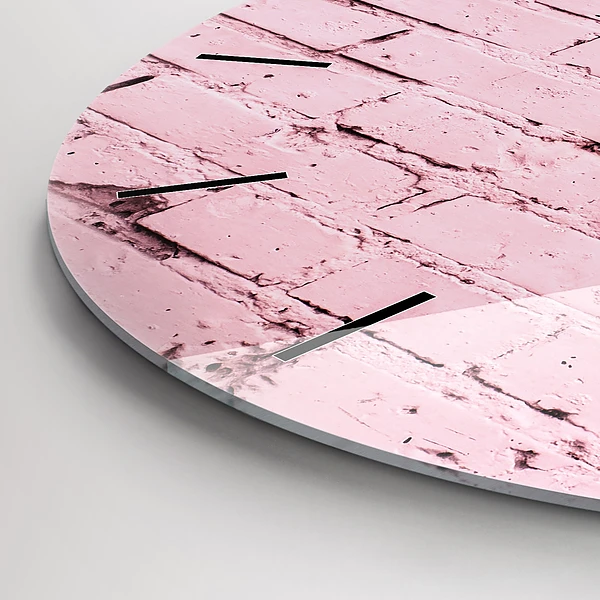 Wanduhr glas rund Backsteinmauer