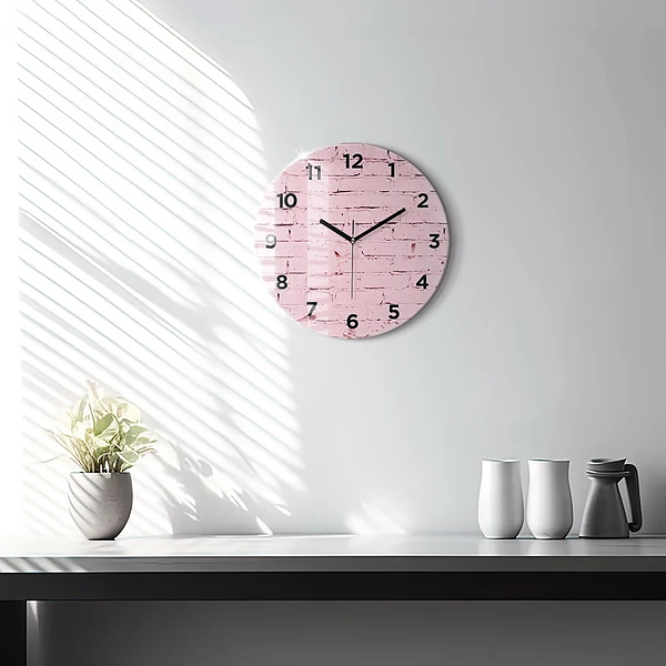 Wanduhr glas rund Backsteinmauer